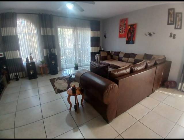 2 BEDROOM TOWNHOUSE FOR SALE IN SOUTH CREST